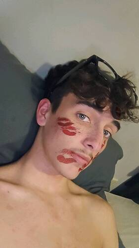 Snapchat-2045590213-1-1