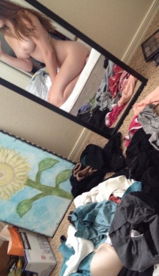 14-mirror-sideboob-erin-ashford-nude-selfiepic-368x565