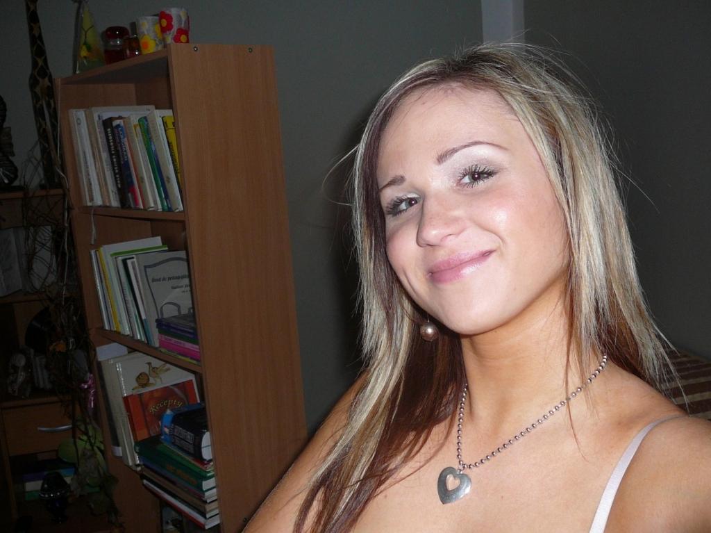 busty_amateur_15