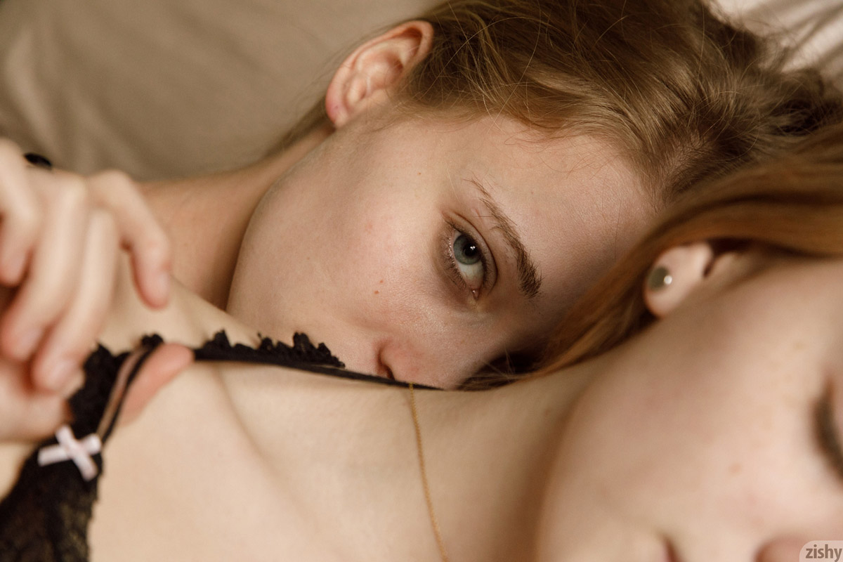 riley-ann-in-bed-with-her-girlfriend-5