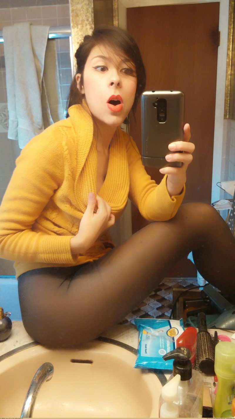 amateur-girl-boobs-selfshot-in-mirror-nude-06-800x1426