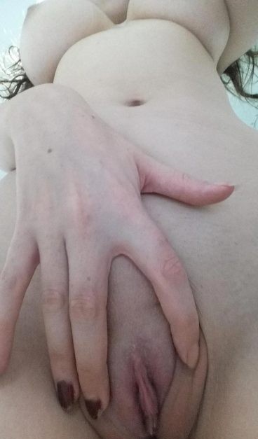 spreading-pussy-pic-close-up-underboob-368x654~2