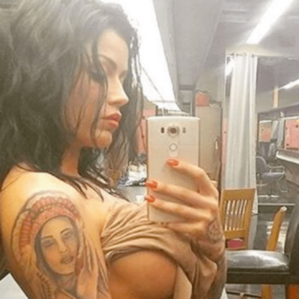 tattooed-girls-sexy-selfie-insta-inks